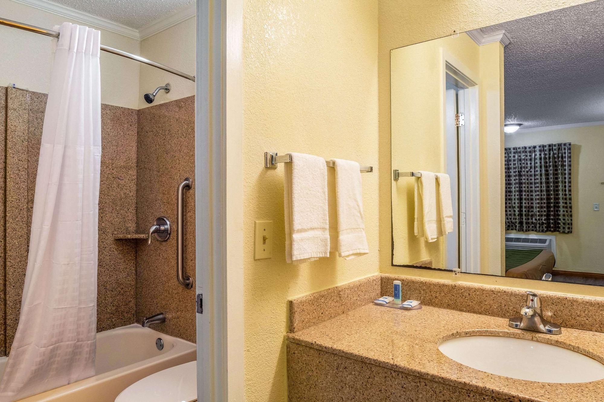 קולומביה Rodeway Inn & Suites Fort Jackson מראה חיצוני תמונה