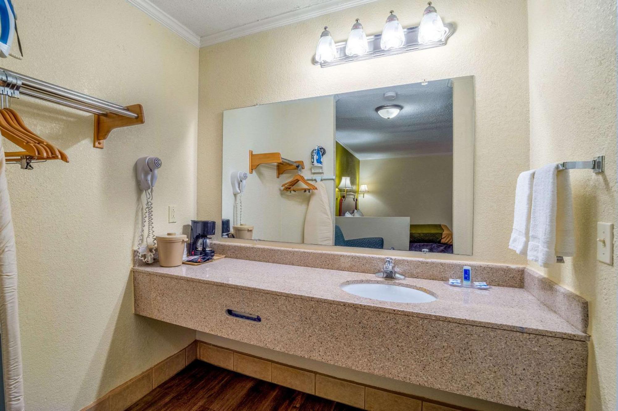 קולומביה Rodeway Inn & Suites Fort Jackson מראה חיצוני תמונה