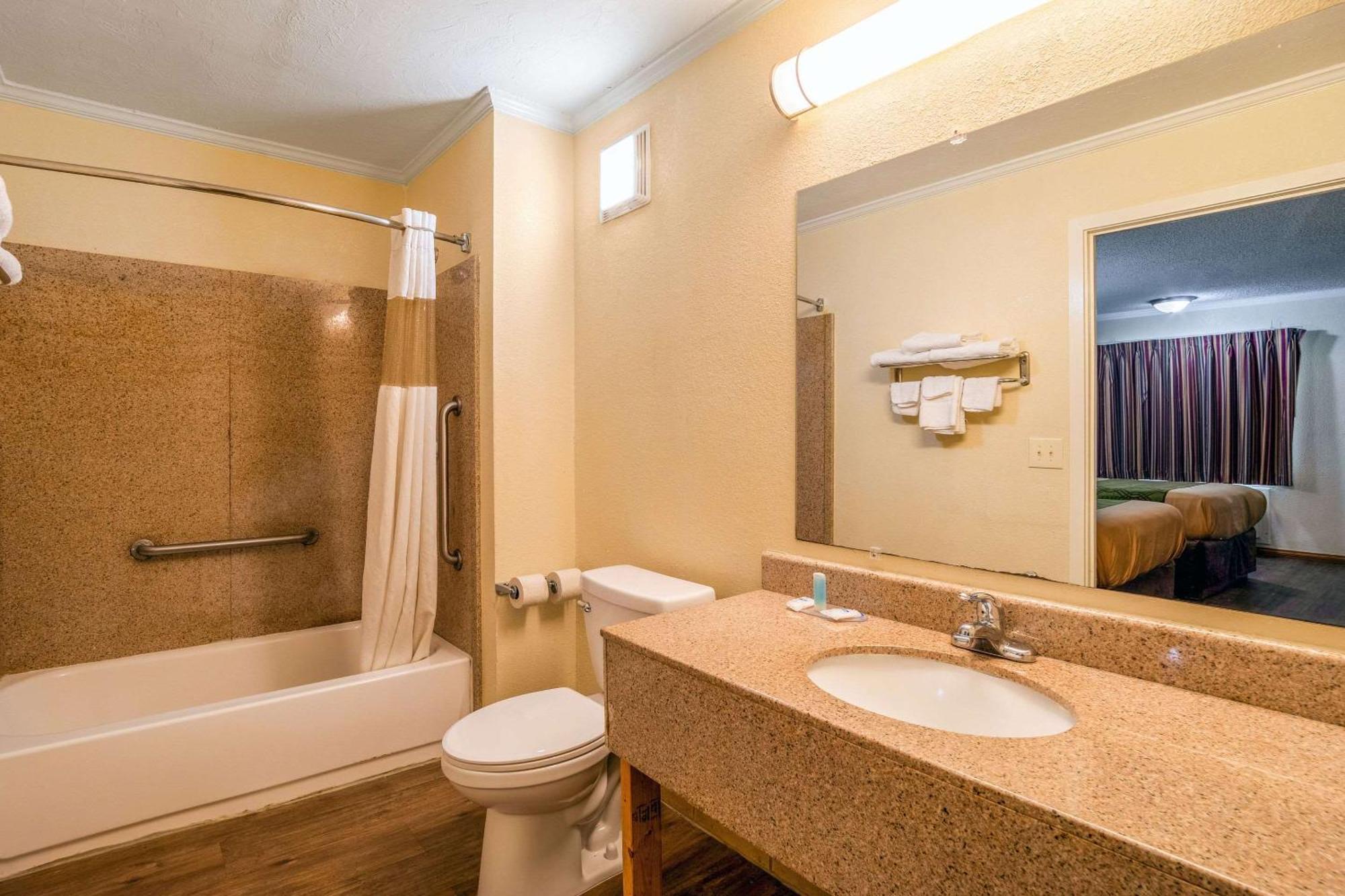 קולומביה Rodeway Inn & Suites Fort Jackson מראה חיצוני תמונה