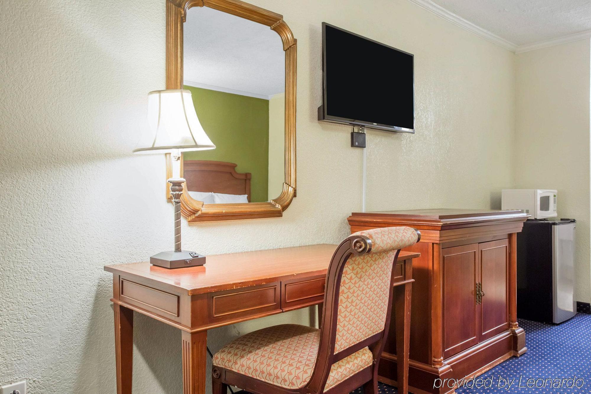 קולומביה Rodeway Inn & Suites Fort Jackson מראה חיצוני תמונה