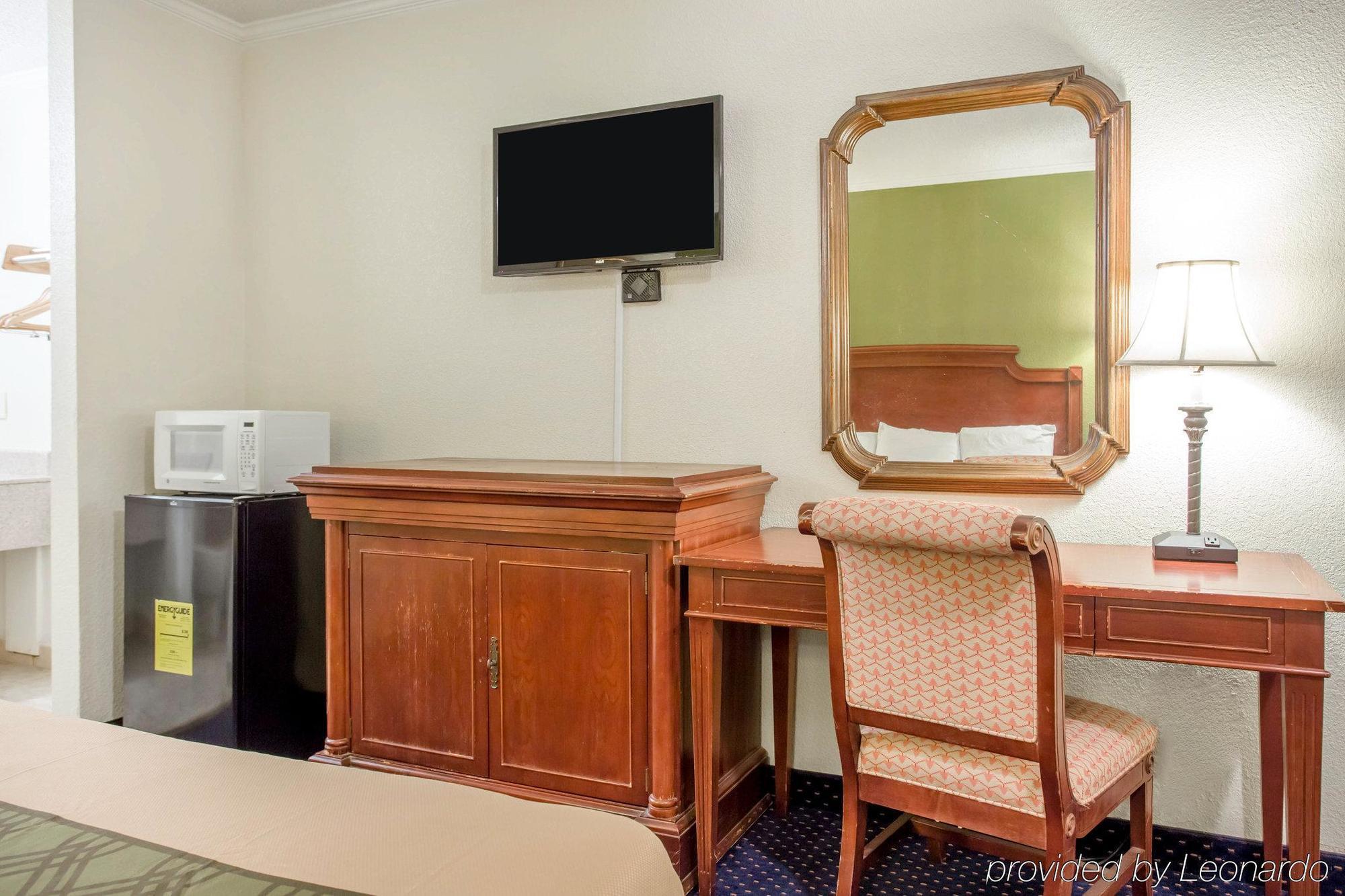 קולומביה Rodeway Inn & Suites Fort Jackson מראה חיצוני תמונה